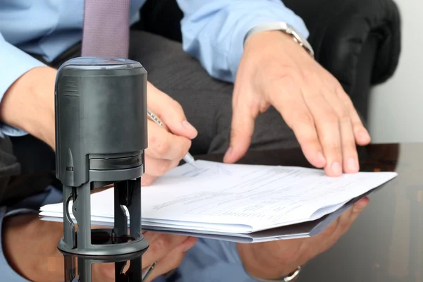 Businessman working with Documents in the office . Closeup view — Stock Photo, Image