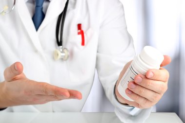 Doktor hastaya ilaç kutusunun gösterilen görüntü kırpılmış