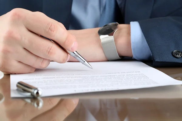 Homme d'affaires signe un contrat, détails du contrat d'affaires — Photo
