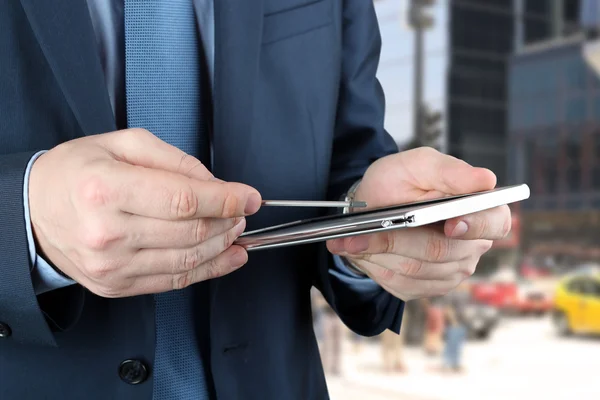 Geschäftsmann arbeitet draußen mit digitalem Tablet — Stockfoto