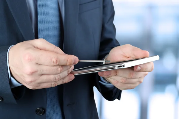 Geschäftsmann arbeitet draußen mit digitalem Tablet — Stockfoto