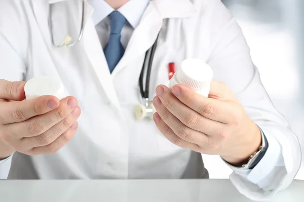 Doktor arasında iki uyuşturucu ilaç seçimi beyaz bir stetoskop