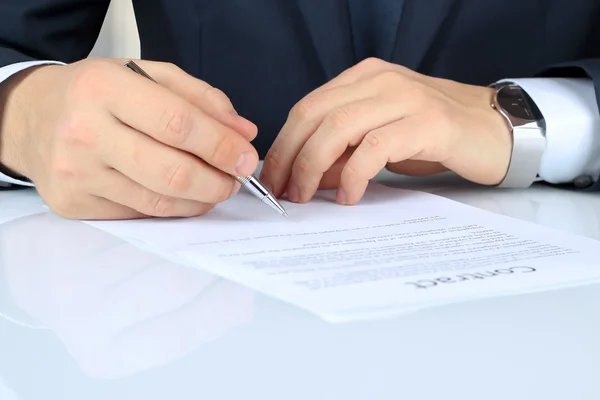 Бизнесмен подписывает контракт, детали делового контракта — стоковое фото