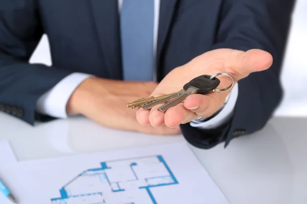 Agente imobiliário a dar a chave da casa. O plano de um behin plano — Fotografia de Stock