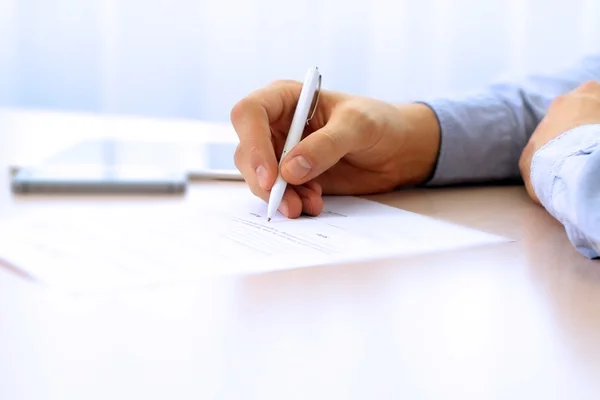 Homme d'affaires signe un contrat, détails du contrat d'affaires Photos De Stock Libres De Droits