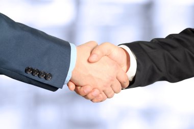 bir firma el sıkışma iki arkadaşları arasında yakın çekim görüntüsü