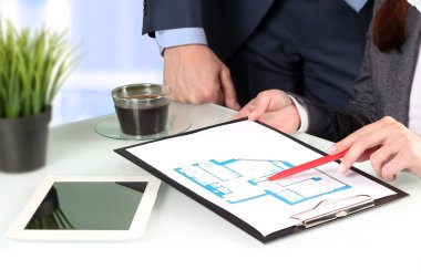 Ev planları bir businesssman için gösterilen emlakçı. Odak o