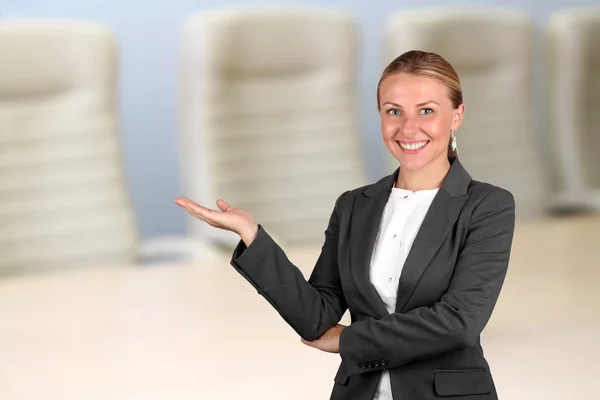 Mujer de negocios sonriente presentándose. Bienvenida ! — Foto de Stock