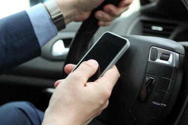 Araba sürerken telefon akıllı telefon kullanarak iş adamı