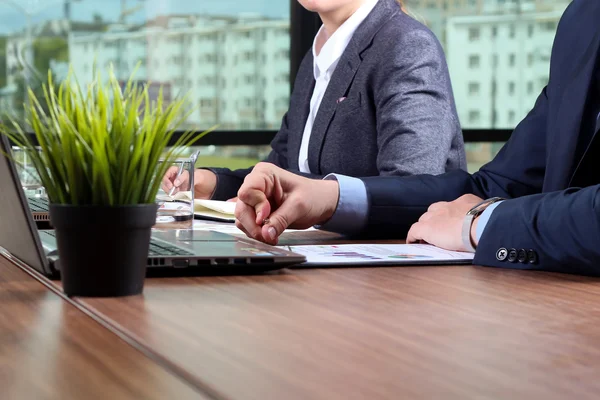 Afbeelding van zakelijke partners discussiëren over documenten en ideeën op mij — Stockfoto