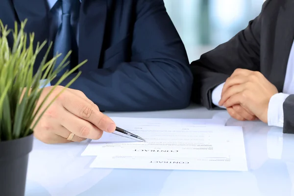 Два бизнес-партнера подписали документ — стоковое фото