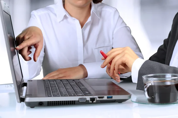 Colaboradores de negocios trabajando y analizando cifras financieras — Foto de Stock