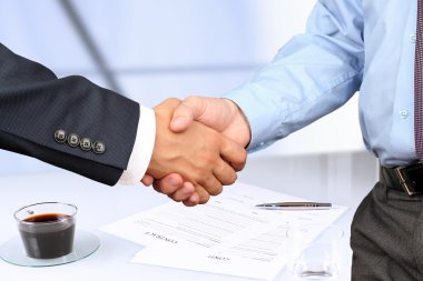 Bir firma el sıkışma iki arkadaşları u arasında yakın çekim görüntüsü