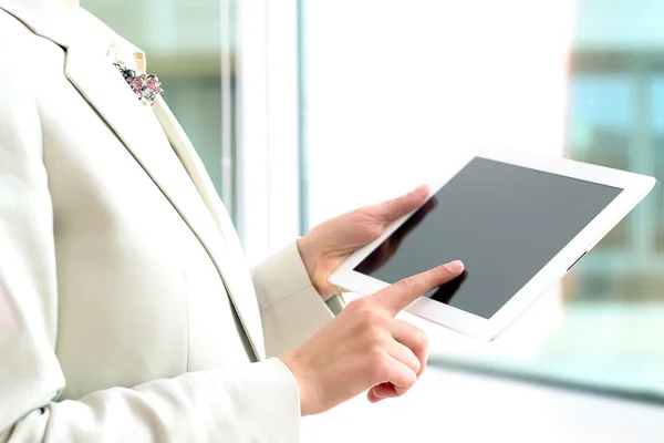 Close-up beeld van een stevige handdruk tussen twee collega's in office. — Stockfoto