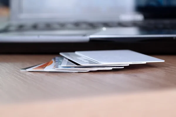 테이블 뒤에 노트북에 신용 카드 — 스톡 사진