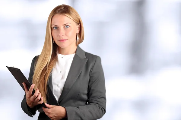 Geschäftsfrau, die eine virtuelle Grafik mit der Hand berührt. blauer Hintergrund neben — Stockfoto