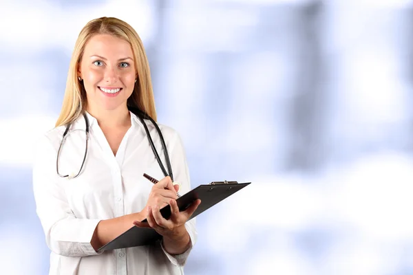 Imagem de um médico feliz olhando para a câmera — Fotografia de Stock