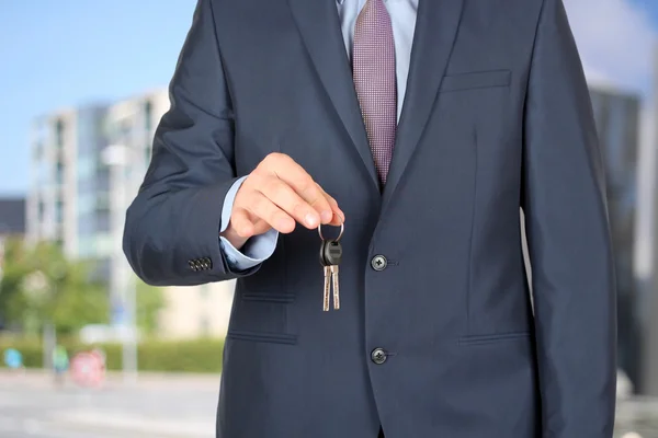 Imagem cortada do agente imobiliário dando chaves da casa fora — Fotografia de Stock