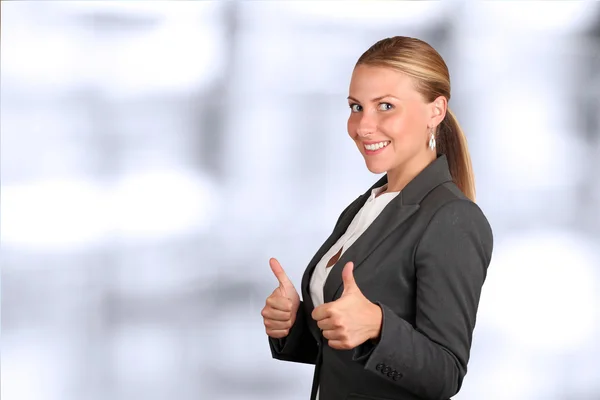 Feliz mujer de negocios sonriente con signo de mano ok — Foto de Stock