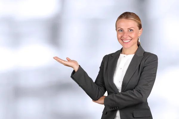 Mujer de negocios sonriente presentándose. Presentaciones — Foto de Stock