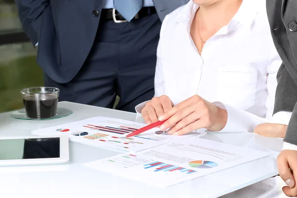 De Buisness werknemers bij bureaus met een laptop In drukke creatieve Office — Stockfoto