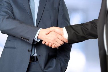 Sarışın işkadını bir beyaz tahta üzerinde işaret omuz görünümü üzerinde