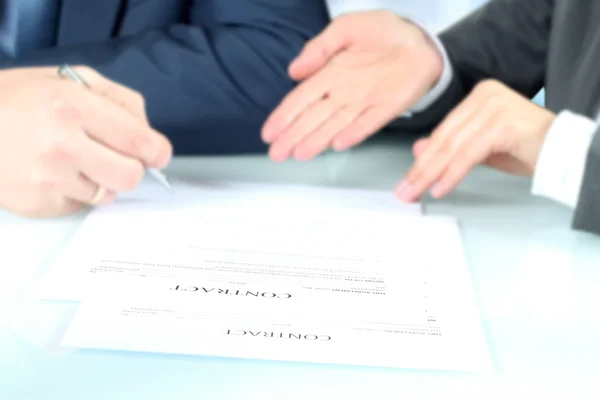 Dois parceiros de negócios assinando um documento — Fotografia de Stock