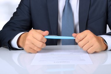 Office belgesinde bir damga bastıktan işadamı elin yakın çekim