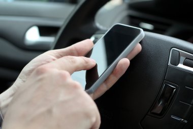 Araba sürerken telefon akıllı telefon kullanarak iş adamı