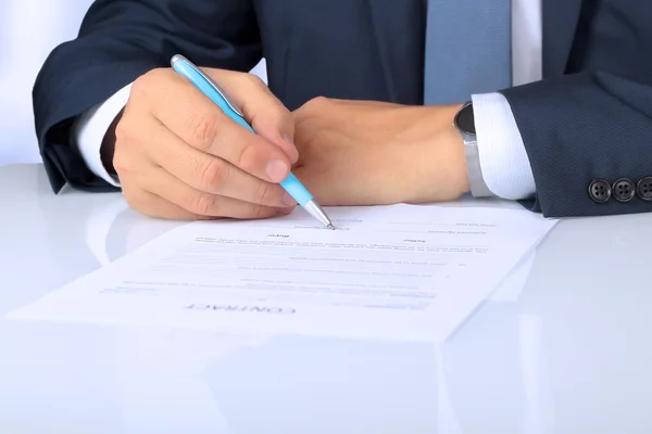 Üzletember aláírja a szerződést, az üzleti szerződés részletei — Stock Fotó