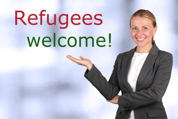 Mulher sorridente mostrando para assinar "acolher refugiados " — Fotografia de Stock