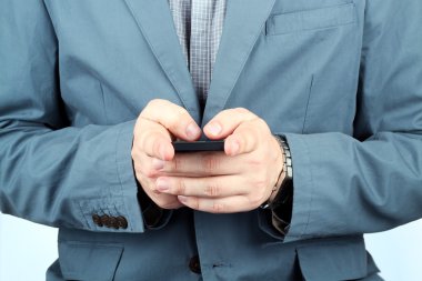 Akıllı cep telefonu kullanan bir adama yaklaş