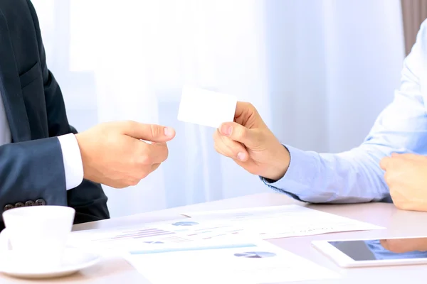 Due colleghi stanno firmando un contratto, riunione di lavoro in ufficio — Foto Stock