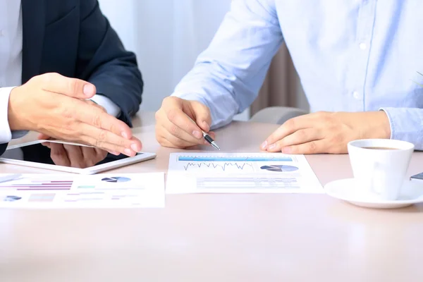 Zwei Kollegen unterzeichnen einen Vertrag, Geschäftstreffen im Büro — Stockfoto