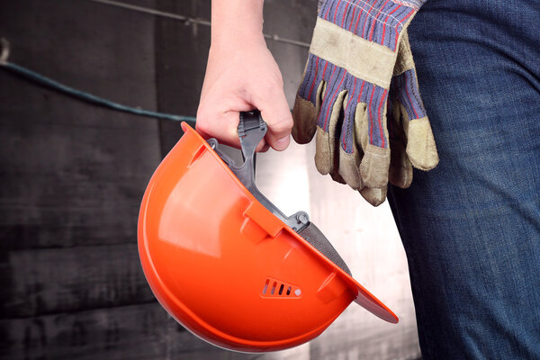 рабочий на строительной площадке