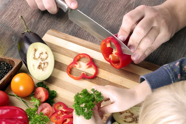 Comida, família, cozinhar e conceito de pessoas - Man chopping paprika — Fotografia de Stock