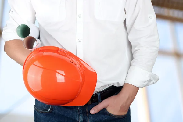労働者セキュリティのためオレンジ色のヘルメットを保持しているエンジニア — ストック写真
