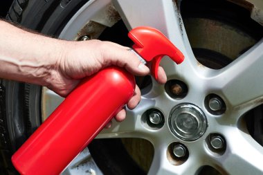 El uygulanan Lehçe araba tekerlek