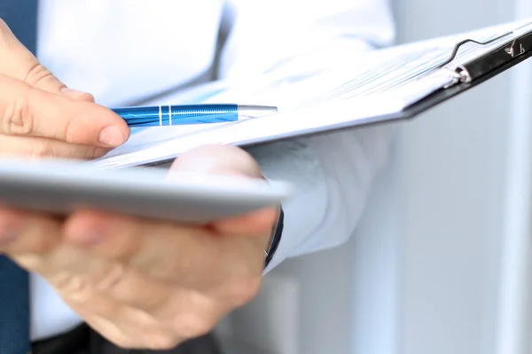 The young businessman showing graphs by pen — Stock Photo, Image