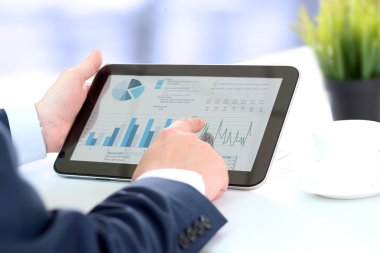 işadamı dijital tablet ile çalışma