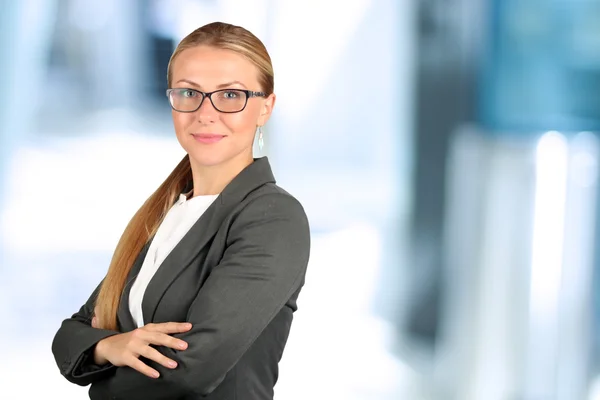 Die schöne lächelnde Geschäftsfrau. — Stockfoto