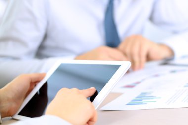 Çalışma ve mali rakamları dijital tablet analiz iş arkadaşları