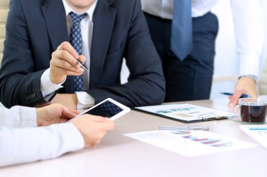Çalışma ve mali rakamları dijital tablet analiz iş arkadaşları