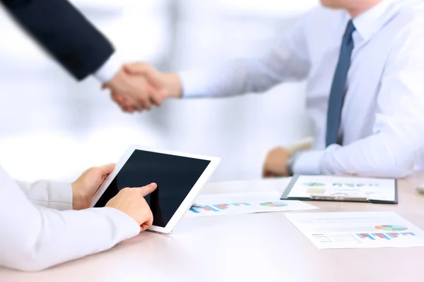 Business colleagues working and analyzing financial figures on a digital tablet — Stock Photo, Image