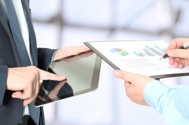 Çalışma ve mali rakamları dijital tablet analiz iş arkadaşları