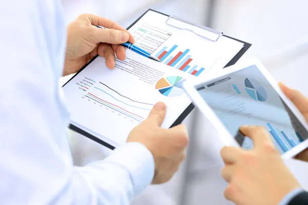 Business colleagues working and analyzing financial figures on a digital tablet — Stock Photo, Image