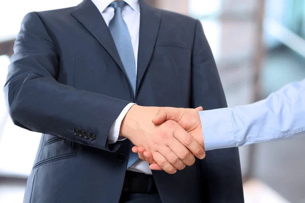 Närbild bilden av ett fast handslag mellan två kollegor i office. — Stockfoto