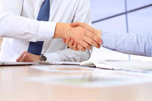 Крупним планом зображення твердого рукостискання між двома колегами після підписання контракту — стокове фото