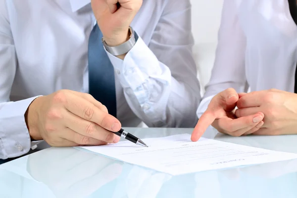 Dos socios comerciales firmando un documento —  Fotos de Stock