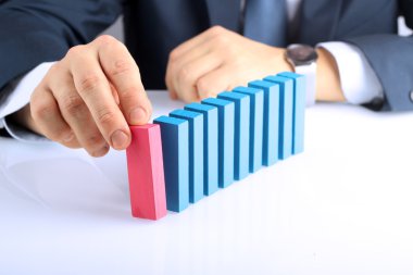 Planlama, risk ve strateji iş, ahşap blok bastırıyor işadamı